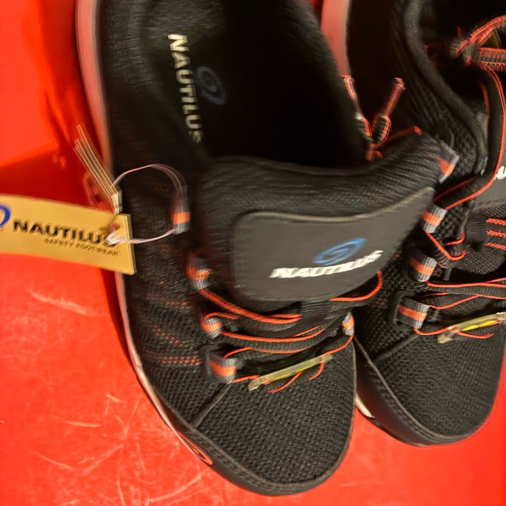Women’s Nautilus work boots US 5.5